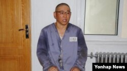 재일본 조선인총연합회 기관지 '조선신보'는 북한에 억류 중인 한국계 미국인 케네스 배 씨와 인터뷰 기사에서, 배 씨의 최근 모습을 공개했다. (자료사진)