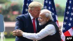 Presiden AS Donald Trump berpelukan dengan PM India Narendra Modi pada pertemuan di Hyderabad House di New Delhi, 25 Februari 2020 (foto: dok). 