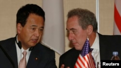 美國貿易代表弗羅曼和日本內閣府特命擔當大臣甘利明（資料照）