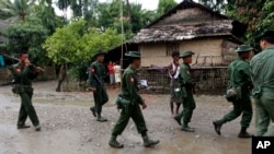ရခိုင်ပြည်နယ်အတွင်း လုံခြုံရေးယူနေတဲ့ မြန်မာ့တပ်မတော်သားများ။ (အောက်တိုဘာ ၃၊ ၂၀၁၃)