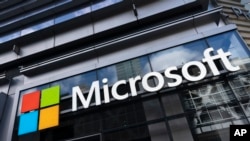 Logo Microsoft terpampang di bangunan kantor perusahaan teknologi tersebut di New York, pada 6 Mei 2021. (Foto: AP/Mark Lennihan)