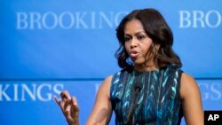 Michelle Obama berbicara mengenai "mobilisasi hak anak, mendukung pemimpin lokal dan memperbaiki pendidikan anak perempuan," di Brookings Institution, Washington, 12 Desember 2014. (Foto: dok.)