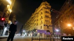 Suasana jam malam di jalan Qasr El Nil, Kairo, Mesir, 25 Maret 2020. Pemerintah Mesir memberlakukan jam malam untuk menghambat penyebaran virus corona di negara itu. 
