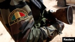 ARSIP – Sebuah lambang AB Mali dikenakan oleh seorang prajurit yang terlibat dalam Operasi Narkhane di Tin Hama, Mali, 19 Oktober 2017 (foto: REUTERS/Benoit Tessier)