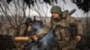 Tentara Ukraina dari Brigade Jaeger ke-71 menembakkan howitzer M101 ke arah posisi Rusia di garis depan, dekat Avdiivka, wilayah Donetsk, Ukraina, Jumat, 22 Maret 2024. (Foto: AP)