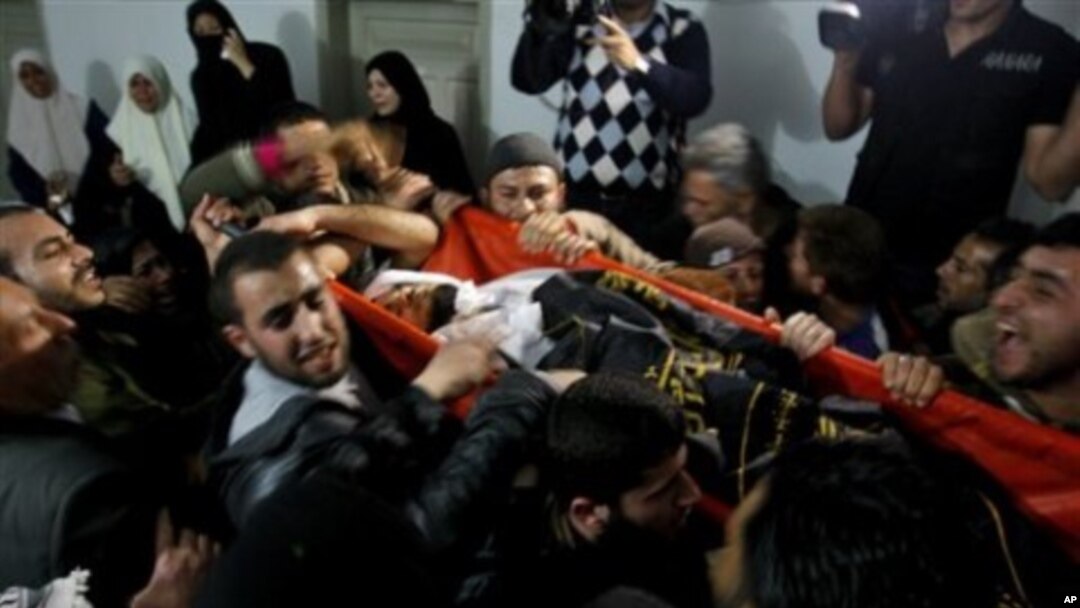 Palestinian mourners carry the body of Saber Assalya, an Islamic Jihad militant, during his funeral in Jabalya refugee camp, northern Gaza Strip, March 27, 2011