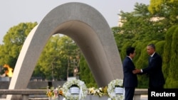 2016年5月27日，美国总统奥巴马和日本首相岸安倍晋三在广岛和平纪念公园献花圈。