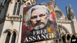 一些抗议者在伦敦高等法院外示威,要求释放维基解密(WikiLeaks)创始人、现年52岁的朱利安·阿桑奇(Julian Assange)(美联社)