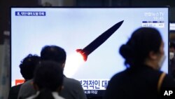 지난 3월 한국 서울 기차역에서 북한의 미사일 발사 관련 뉴스가 나오고 있다. 