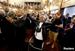 Pendeta Sandy Drayton dalam doa bersama di Gereja Morris Brown AME di Charleston, South Carolina, 18 Juni 2015.