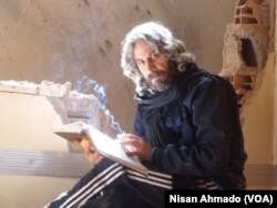 Foad Ahmed el-Mohamed, was a journalist in Deir el-Zour, eastern Syria. He was kidnapped by the Islamic State (IS) in 2014 and accused of supporting a democratic state and marrying an infidel woman. His wife was searching for him since then.