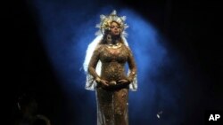 Penampilan penyanyi Beyonce pada acara Grammy Awards di Los Angeles, Minggu (12/2).