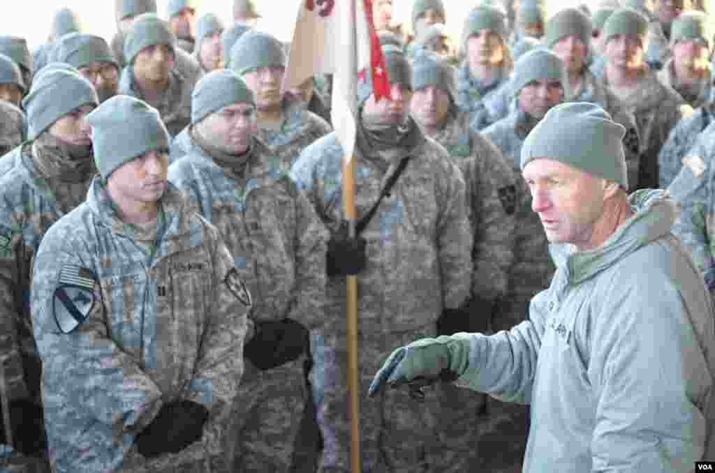 2013年1月25日,美国陆军第二步兵师师长卡登少将在韩国抱川对部下官兵讲话。(S. Herman/VOA)
