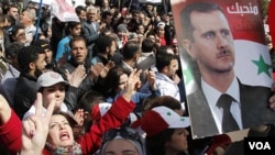 Televisi pemerintah menyiarkan rapat-rapat umum mendukung presiden Bashar al-Assad di beberapa kota, termasuk di Lapangan Umayyad, Damaskus (15/3).