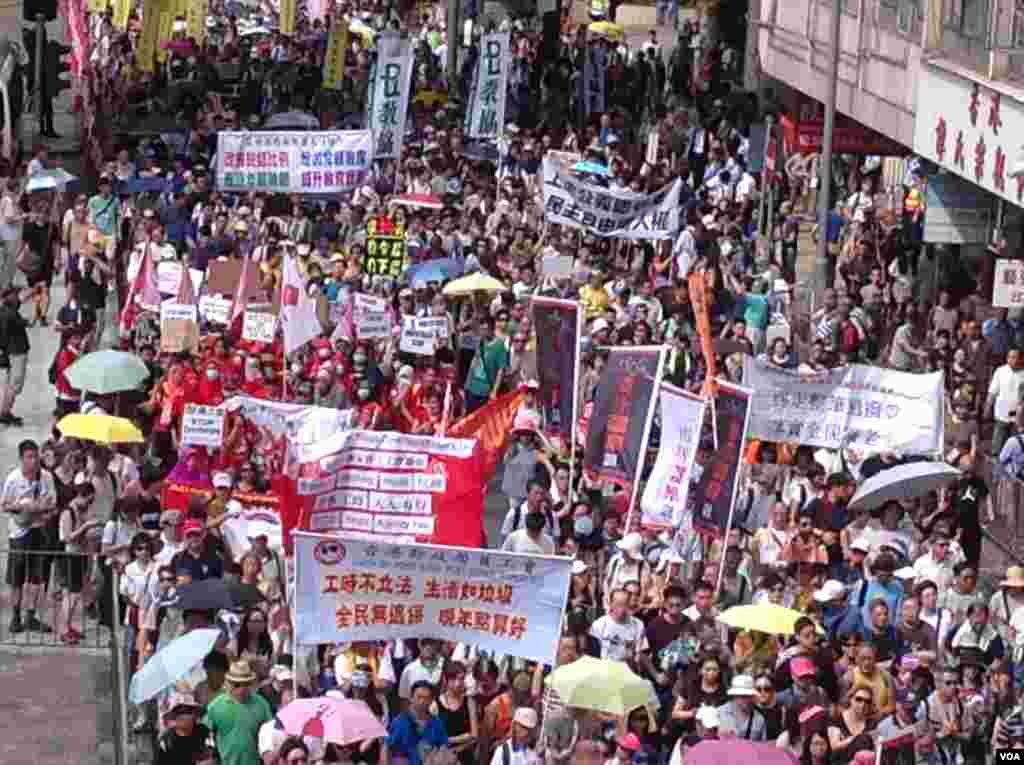 數萬港人參加七一大游行誓言守護香港(美國之音海彥拍攝)