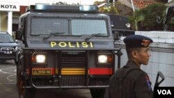 Seorang polisi siaga di Kantor Polres Cirebon pasca terjadinya ledakan (14/4). Polisi kini semakin sering menjadi target sasaran para teroris.