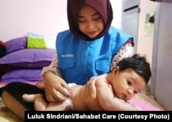 ILUSTRASI - Seorang bidan yang tergabung dalam Sahabat Care sedang memberi layanan perawatan bayi di Palu. (Foto: Luluk Sindriani/Sahabat Care)