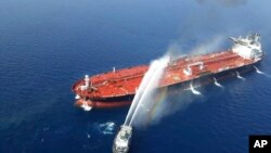 一艘伊朗海軍用船隻向一艘油輪噴水滅火。 (2019年6月13日)