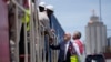 Presidente dos Estados Unidos Joe Biden e o Diretor de Operações da Lobito Atlantic Railway, Nicolas Gregoire, falam com trabalhadores no Porto do Lobito, Angola, 4 dezembro 2024