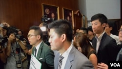 多名非建制派議員護送梁頌恆及游蕙禎進入立法會會議廳。(美國之音湯惠芸拍攝）