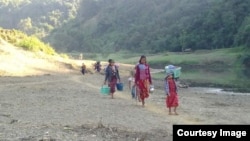 ဘူးသီးတောင်မြို့နယ် အနီးတွင် ဖြစ်ပွားခဲ့သော တိုက်ပွဲများကြောင့် တိမ်းရှောင်ထွက်ပြေးလာခဲ့ကြသော စစ်ရှောင်များ (photo-Rakhine Ethnics Congress)