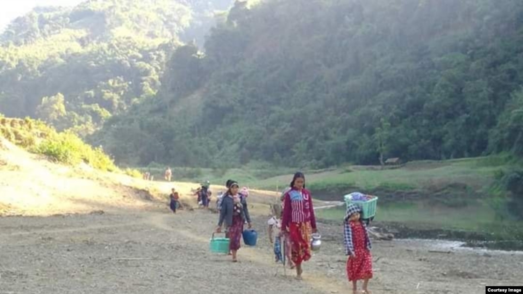 ဘူးသီးတောင်မြို့နယ် အနီးတွင် ဖြစ်ပွားခဲ့သော တိုက်ပွဲများကြောင့် တိမ်းရှောင်ထွက်ပြေးလာခဲ့ကြသော စစ်ရှောင်များ (သတင်းဓာတ်ပုံ - Rakhine Ethnics Congress)
