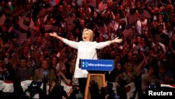 Kandidat calon presiden AS, Hillary Clinton, dalam kampanye pemilihan pendahuluan di California, yang diadakan di Brooklyn, New York (7/6). (Reuters/Lucas Jackson)