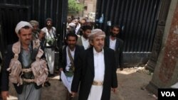 Kepala suku Hashid, Sadiq al-Ahmar (tengah) bersama pasukannya di kawasan al-Hasaba, Sana'a utara (26/5).