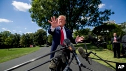 Predsednik Donald Tramp obraća se novinarima ispred Bele kuće, 21. avgust 2019.