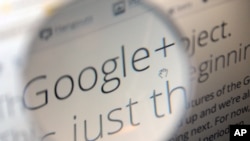 Sebuah komputer di Berlin menampilkan informasi tentang layanan Google+ melalui kaca pembesar, 29 Juni 2013 (Foto: dok). 
