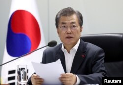 문재인 한국 대통령이 29일 북한의 탄도미사일 발사와 관련, 오전 6시 국가안전보장회의 전체회의를 소집해 회의를 주재하고 있다.