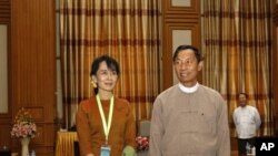昂山素姬到議會下議院參觀。