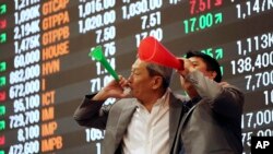 Pedagang di lantai bursa meniup terompet pada hari terakhir perdagangan di Bursa Saham Filipina, Makati, selatan Manila, 29 Desember 2016. (AP Photo/Aaron Favila)