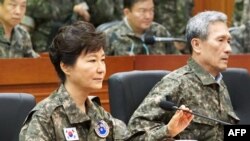 韩国总统朴槿惠（左）