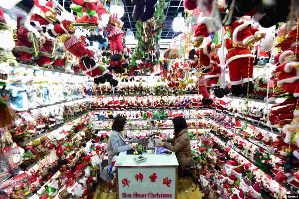 2018年12月17日,中国浙江省义乌市义乌批发市场的一个销售圣诞产品的商店。中国是世界圣诞节产品的重要生产基地。 美国《华盛顿邮报》曾说:“全球圣诞节离不开‘中国制造’”。 中国金融报12月23日报道,义乌为全球圣诞市场提供了近80%的产品,一年出口额逾16亿元人民币, 中国的另一处圣诞产品主要出口地是广东 。