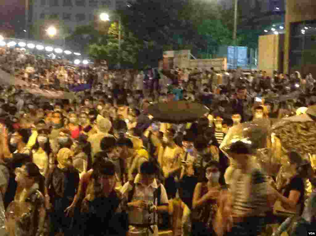 星期一凌晨金鐘附近仍有數萬市民學生堅守(美國之音海彥拍攝)