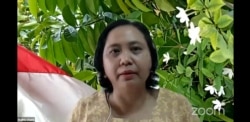 Budhis Utami dari Institut KAPAL Perempuan, saat memberikan tanggapan terkait SKB 3 Menteri soal seragam sekolah untuk peserta didik, Rabu, 24 Februari 2021. (Foto: VOA/Anugrah Adriansyah)