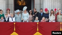 Pangeran Harry dan Meghan, bersama dengan anggota keluarga kerajaan Inggris lainnya di balkon Istana Buckingham, Inggris, 9 Juni 2018. (Foto: Reuters/Peter Nicholls)