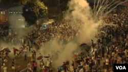 去年雨傘運動，香港警方向示威者發射催淚彈(資料圖片)