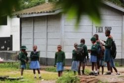 Murid berdiri di luar ruang kelas di sekolah negeri di ibu kota Harare, Zimbabwe, 5 Februari 2019. (Foto: Reuters / Philimon Bulawayo)