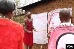Trachoma monitor Lester Mortai teaches a group women how to prevent Trachoma at household level in Kajiado, Kenya. (Mohammed Yusuf/VOA)