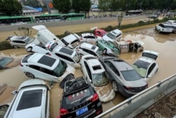 暴雨衝擊後的鄭州城市街道上汽車撞成一堆。 （2021年7月21日）