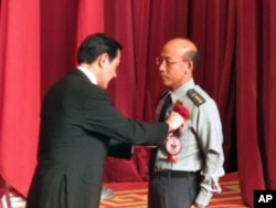 台湾总统马英九颁奖给台湾军方楷模