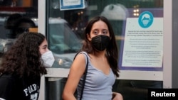 U više od 76 odsto američkih okruga je visoka ili značajna stopa prenošenja Kovida, a broj hospitalizacija je iznad 6.000 dnevno - najviše od februara. (Foto: REUTERS/Brendan McDermid)