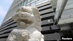 北京金融街一家銀行外的一尊雄獅石雕。（2021年7月9日）
