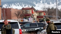 Policija na mestu pucnjave u supermarketu King Supers u Bolderu u Koloradu, 22. marta 2021.