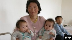 북한 함경북도 회령에서 유엔 산하 세계식량계획의 영양 지원을 받는 어린이들. (자료사진)