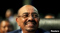 Presiden Sudan Omar al-Bashir dalam KTT Uni Afrika ke-25 di Johannesburg, Afrika Selatan (14/6).
