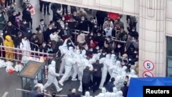 Residents confront COVID-19 staff in Shanghai