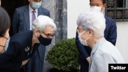 웬디 셔먼 국무부 부장관이 일본인 납북 피해자 요코다 메구미의 모친 요코다 사키에와 인사하고 있다. 출처=국무부 부장관 트위터